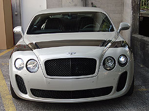 Ein Streifen quer ber die Motorhaube eines klassischen Bentleys.