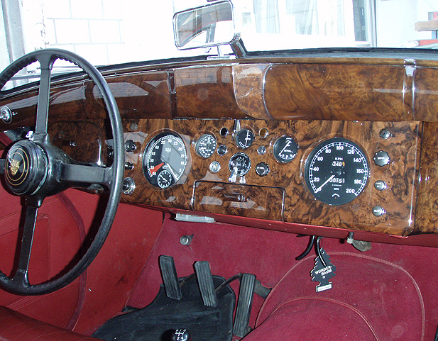 Edle Holzteile in einem 1955er Jaguar MK VII.